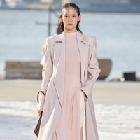 Desainer Peter Do menampilkan koleksi pertamanya di New York Fashion Week Spring/Summer 2022 setelah sebelumnya menggelar fashion show di Paris Fashion Week. Peter Do merupakan desainer favorit aktris Zendaya dan Beyonce. Foto: dok. Courtesy of Peter Do.  