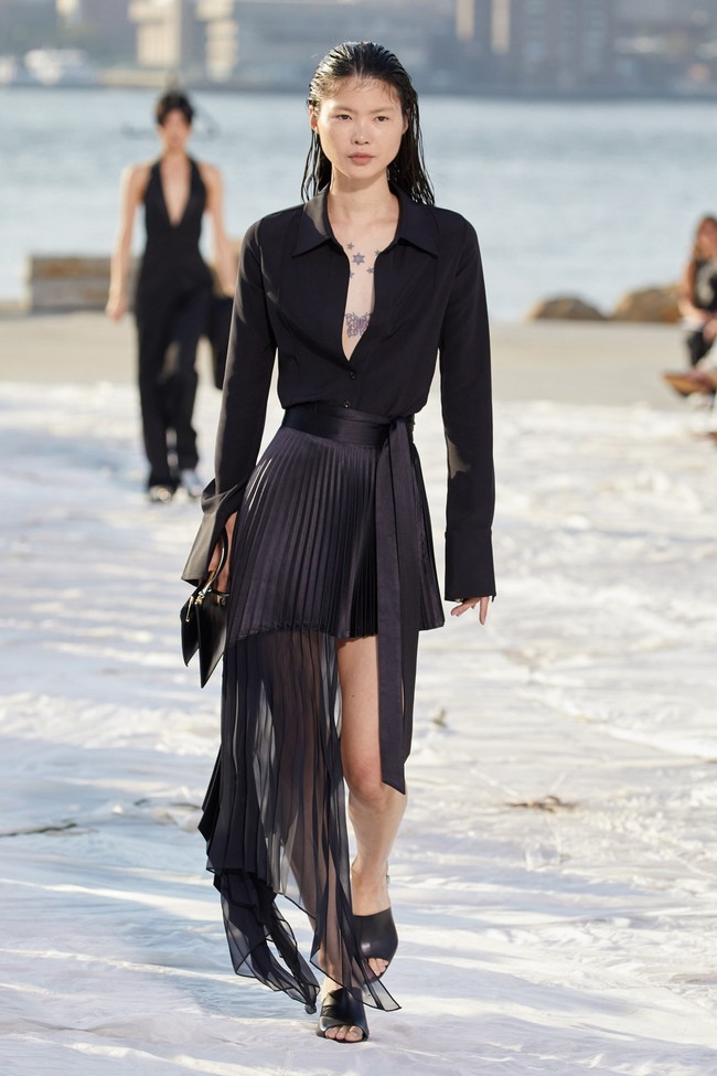 Desainer Peter Do menampilkan koleksi pertamanya di New York Fashion Week Spring/Summer 2022 setelah sebelumnya menggelar fashion show di Paris Fashion Week. Peter Do merupakan desainer favorit aktris Zendaya dan Beyonce. Foto: dok. Courtesy of Peter Do.  