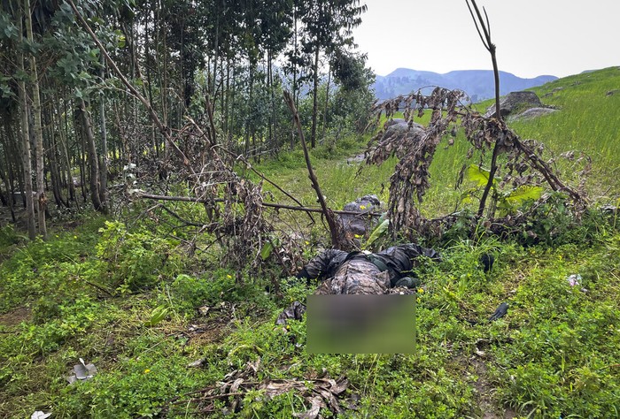 Konflik di Ethiopia, Mayat Dibiarkan Berserakan di Ladang The dead bodies of unidentified people wearing military uniforms lie on the ground near the village of Chenna Teklehaymanot, in the Amhara region of northern Ethiopia Thursday, Sept. 9, 2021. At the scene of one of the deadliest battles of Ethiopia's 10-month Tigray conflict, witness accounts reflected the blurring line between combatant and civilian after the federal government urged all capable citizens to stop Tigray forces