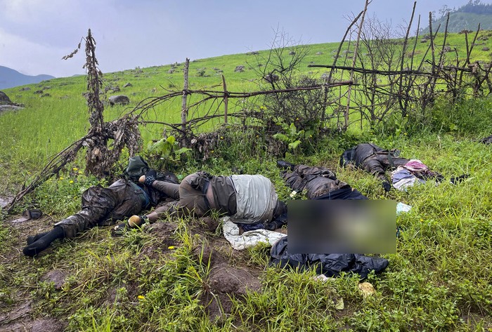 Konflik di Ethiopia, Mayat Dibiarkan Berserakan di Ladang The dead bodies of unidentified people wearing military uniforms lie on the ground near the village of Chenna Teklehaymanot, in the Amhara region of northern Ethiopia Thursday, Sept. 9, 2021. At the scene of one of the deadliest battles of Ethiopia's 10-month Tigray conflict, witness accounts reflected the blurring line between combatant and civilian after the federal government urged all capable citizens to stop Tigray forces