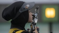 Begini aksi atlet menembak Sumatera Selatan Fidella Puspa Dewi saat membidik sasaran.