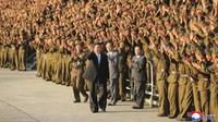 Saat hadir dalam parade militer terbaru tersebut Kim Jong-Un tampak lebih kurus dan lebih energik dibanding bertahun-tahun sebelumnya. Korean Central News Agency/Korea News Service via AP.