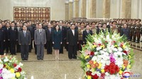 Seperti dilansir Associated Press, Jumat (10/9/2021), dalam parade militer yang digelar pada Rabu (8/9) tengah malam waktu setempat, Kim Jong-Un tampak mengenakan setelah jas warna krem muda dan dasi warna putih. Korean Central News Agency/Korea News Service via AP.