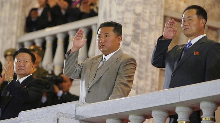 Kemunculan pemimpin Korea Utara, Kim Jong-Un, dalam parade militer baru-baru ini jadi sorotan. Ia tampak lebih kurus dibanding bertahun-tahun sebelumnya.