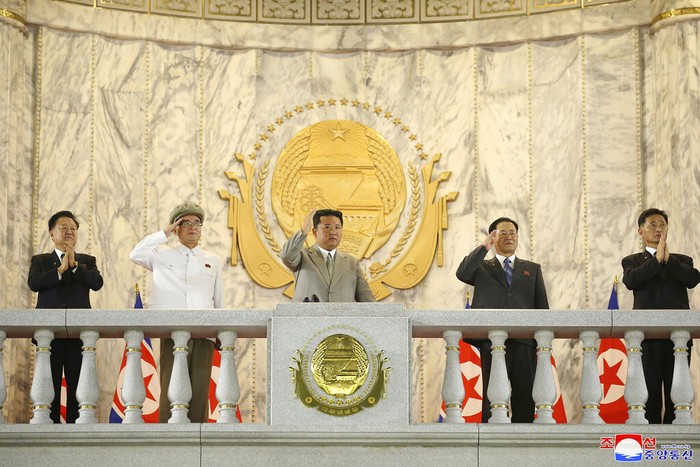 Kemunculan pemimpin Korea Utara, Kim Jong-Un, dalam parade militer baru-baru ini jadi sorotan. Ia tampak lebih kurus dibanding bertahun-tahun sebelumnya.