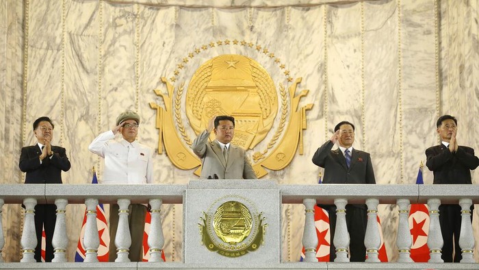 Lihat Lagi Penampilan Kim Jong Un di Parade Militer Korut yang Jadi Sorotan Kemunculan pemimpin Korea Utara, Kim Jong-Un, dalam parade militer baru-baru ini jadi sorotan. Ia tampak lebih kurus dibanding bertahun-tahun sebelumnya.