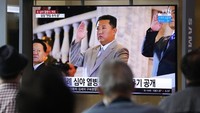 Sementara itu, turunnya berat badan Kim Jong-Un jelas terlihat sejak Juni lalu, saat dia muncul ke publik untuk pertama kali dalam beberapa pekan saat memimpin rapat Partai Buruh Korea yang berkuasa di Korut. Sebagian besar pakar menilai bahwa berkurangnya berat badan Kim Jong-Un kemungkinan besar merupakan upaya meningkatkan kebugarannya daripada indikator gangguan kesehatan, mempertimbangkan aktivitas publiknya yang rutin. Hal ini juga dinilai memiliki tujuan politik. Analisis lainnya dari profesor Yang Moo-Jin dari University of North Korean Studies di Seoul menyebut bahwa turunnya berat badan dan pembawaan ceria Kim Jong-Un dalam parade militer terbaru kemungkinan besar dimaksudkan untuk menunjukkan citra negarawan normal yang dekat dengan publik. AP Photo/Ahn Young-joon.