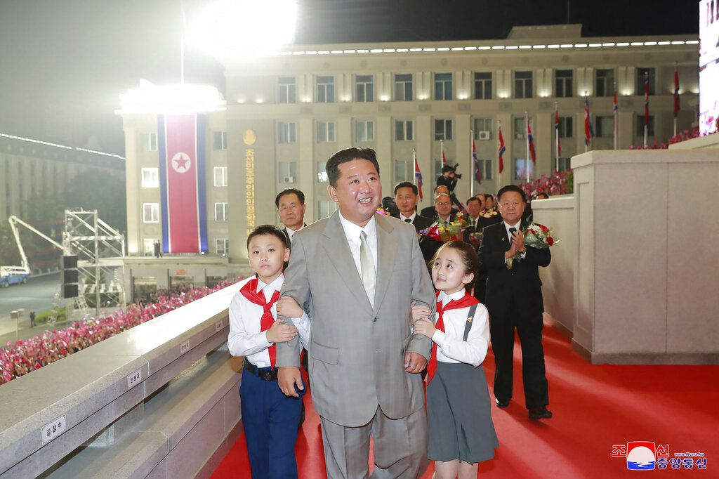 Kemunculan pemimpin Korea Utara, Kim Jong-Un, dalam parade militer baru-baru ini jadi sorotan. Ia tampak lebih kurus dibanding bertahun-tahun sebelumnya.