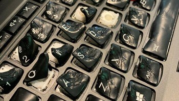 Sang pemilik ngakunya ketumpahan kopi panas sehingga bikin meleleh keyboard. Foto: dok Reddit via Bored Panda