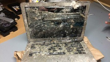 Entah diapakan oleh pengguna hingga kondisi laptop ini seperti ini. Kira-kira apa yang dilakukan tim IT ya? Foto: dok Reddit via Bored Panda