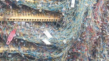 Salah satu kerja berat tim IT kantor.  Foto: dok Reddit via Bored Panda 