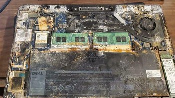 Lagi-lagi pengguna mengaku laptopnya kesiram kopi, tapi kok gini kondisinya? Foto: dok Reddit via Bored Panda