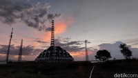 Meski masjid ini belum rampung dibangun, kawasan masjid ini kerap menjadi buruan warga untuk bermain, bersantai bahkan memancing. (Wisma Putera/detikcom)