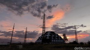 Lembayung Senja di Masjid Apung Al-Jabbar Bandung