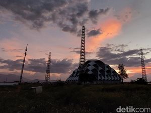 Lembayung Senja di Masjid Apung Al-Jabbar Bandung