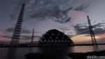 Lembayung Senja di Masjid Apung Al-Jabbar Bandung