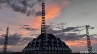 Sekedar informasi, pembangunan masjid ini sempat terhenti 1,5 tahun akibat pandemi COVID-19. Saat ini, pembangunan masjid tersebut dilanjutkan. (Wisma Putera/detikcom)