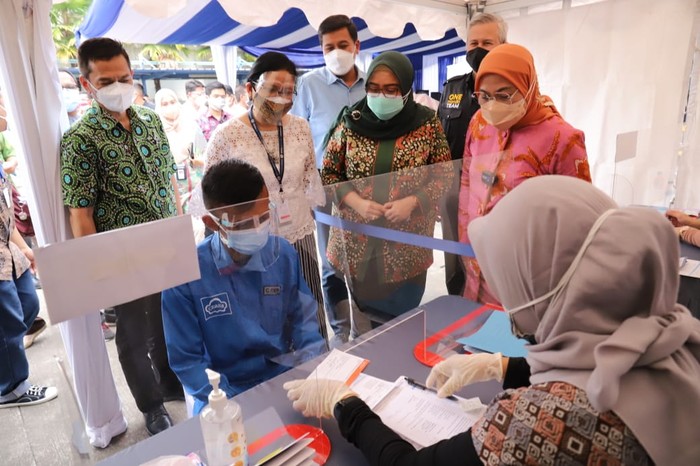 Menaker Tinjau Pembuatan Rekening Kolektif Penerima BSU di Bandung