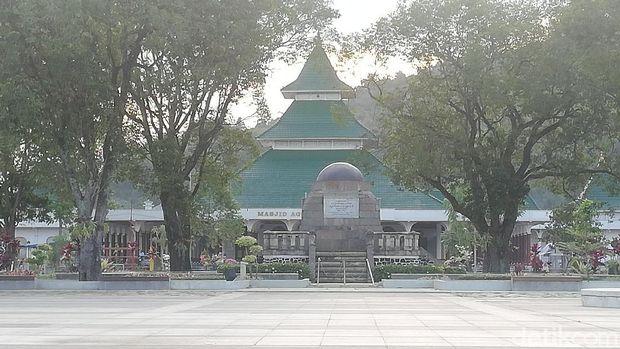 Menelisik sejarah Monumen Lingga yang berdiri kokoh di Alun-alun Sumedang