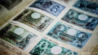 Toko ini menawarkan beragam uang kuno dari berbagai negara.