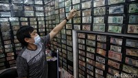 Ada uang jenis koin atau kertas.
