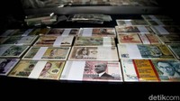 Tapi ada juga yang menyukai uang kuno karena hobi dan tertarik dengan sejarah uang Indonesia dan negara lainnya.
