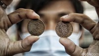 Penjual uang kuno David menunjukkan uang kuno jenis koin kawasan Pertokoan Pasar Baru, Jakarta Pusat, Jumat (10/9).