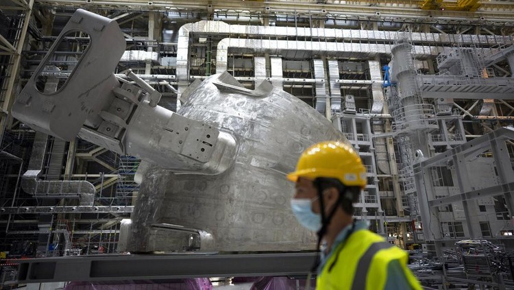Mengintip Pabrik Matahari Buatan Terbesar Dunia di Prancis Proyek reaktor fusi International Thermonuclear Experimental Reactor (ITER) tengah digarap di Prancis. Proyek ini disebut sebagai proyek nuklir terbesar dunia.