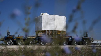 Belum lama ini, para ilmuwan di ITER Prancis pun menerima pengiriman bagian pertama dari magnet besar yang berkekuatan besar dari pabrikan Amerika. Magnet itu pun disebut sebagai magnet terkuat di dunia dan diklaim lebih kuat dari medan magnet Bumi. Diketahui, Magnet yang dikenal sebagai central solenoid ini akan membantu menggerakkan reaktor fusi nuklir canggih untuk Matahari buatan. Ia akan menjadi jantung dari reaktor fusi terbesar di dunia, International Thermonuclear Experimental Reactor (ITER).  