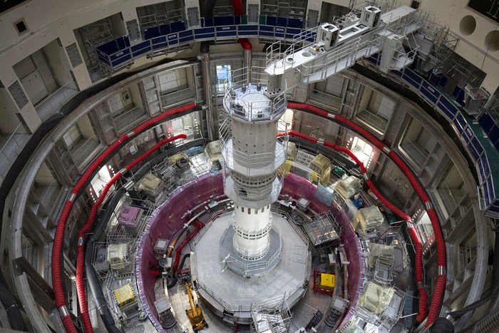Proyek reaktor fusi International Thermonuclear Experimental Reactor (ITER) tengah digarap di Prancis. Proyek ini disebut sebagai proyek nuklir terbesar dunia.