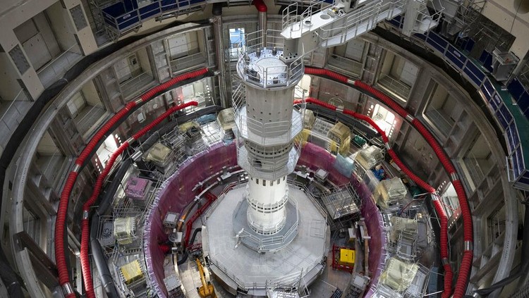Mengintip Pabrik Matahari Buatan Terbesar Dunia di Prancis Proyek reaktor fusi International Thermonuclear Experimental Reactor (ITER) tengah digarap di Prancis. Proyek ini disebut sebagai proyek nuklir terbesar dunia.