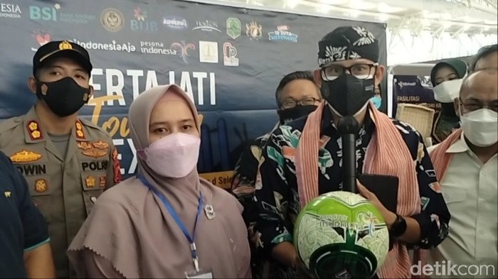 Menparekraf Sandiaga Uno Dukung Produksi Bola di Majalengka