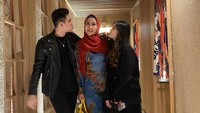 Shannon Wong pun tampak akrab dengan ibunda Athalla Naufal yaitu Venna Melinda. (Foto: dok. Instagram @athallanaufal7)