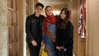Shannon Wong pun terlihat akrab dengan ibunda Athalla Naufal yaitu Venna Melinda. (Foto: dok. Instagram @athallanaufal7) 