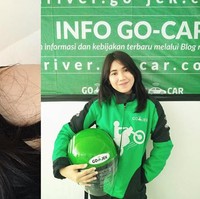 Jika dilihat sekilas, pengemudi cantik ojek online yang satu ini wajahnya memang memiliki kemiripan dengan Isyana Sarasvati. Keduanya sama-sama memiliki rambut hitam panjang. Senyum keduanya pun terlihat mirip. Foto: Instagram/@newdramaojol.id