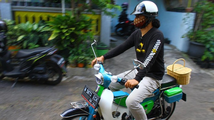 MODIFIKASI SEPEDA MOTOR LISTRIK Montir Nanang Saiful Rohman memasang rangkaian pemutus daya atau Miniature Circuit Breaker (MCB) untuk jaringan listrik rumah tangga pada sepeda motor listrik hasil modifikasinya di bengkel Angsa Purba di Merjosari, Malang, Jawa Timur, Jumat (10/9/2021). Nanang memodifikasi sepeda motor klasik menjadi motor listrik dengan memanfaatkan peralatan listrik rumah tangga serta memasang baterai 60 volt 20 ampere sehingga mampu melaju dengan kecepatan sekitar 60 hingga 100 kilometer per jam. ANTARA FOTO/Ari Bowo Sucipto/wsj.