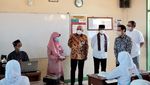 Potret Gembira Nadiem Tinjau Sekolah Tatap Muka di Jakarta Timur