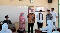 Nadiem mengaku bahagia bisa melihat murid kembali sekolah tatap muka. “Hari ini saya sangat gembira melihat kembali pembelajaran dan interaksi di sekolah. Semoga segenap warga sekolah dapat mempertahankan disiplin protokol kesehatan dan semangat dalam menjalankan PTM terbatas. Foto: Dok. Kemendikbudristek