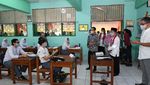 Potret Gembira Nadiem Tinjau Sekolah Tatap Muka di Jakarta Timur