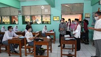 Nadiem mengimbau sekolah-sekolah yang berada di wilayah PPKM level 3 untuk melakukan PTM terbatas. Khususnya lagi, bagi pendidik dan tenaga pendidik yang telah divaksinasi secara lengkap. Foto: Dok. Kemendikbudristek