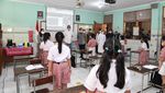 Potret Gembira Nadiem Tinjau Sekolah Tatap Muka di Jakarta Timur