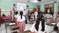  “Apalagi yang pendidik dan tenaga kependidikannya sudah divaksinasi secara lengkap, ada kewajiban bagi sekolah memberikan opsi PTM terbatas dan juga pembelajaran jarak jauh (PJJ) tanpa diskriminasi, karena orang tua lah yang memegang keputusan terakhir. Itu sudah diatur dalam SKB Empat Menteri,” imbuh dia.Foto: Dok. Kemendikbudristek