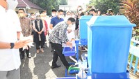 Nadiem Makarim melakukan tinjauan ke beberapa sekolah di Jakarta Timur yang menyelenggarakan sekolah tatap muka terbatas, seperti SD Swasta Santo Fransiskus III, SMP PGRI 20, dan SMAN 71 Jakarta. Foto: Dok. Kemendikbudristek