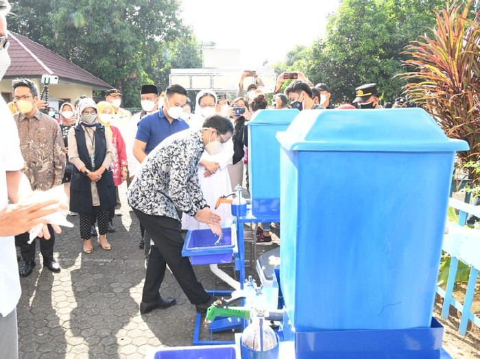 Nadiem Makarim tinjau sekolah tatap muka (PTM) terbatas di Jakarta Timur Nadiem Makarim tinjau sekolah tatap muka (PTM) terbatas di Jakarta Timur