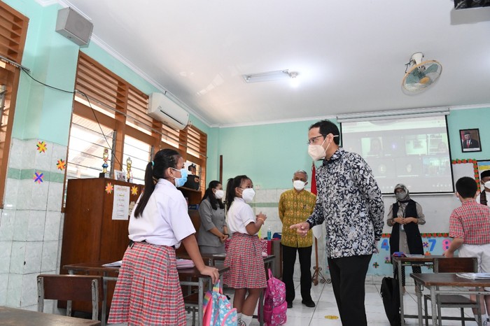 Nadiem Makarim tinjau sekolah tatap muka (PTM) terbatas di Jakarta Timur