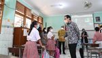 Potret Gembira Nadiem Tinjau Sekolah Tatap Muka di Jakarta Timur