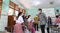 Dalam kesempatan itu, ia turut ditemani oleh anggota DPR dari Komisi X Putra Nababan. Tak lupa juga melakukan interaksi dengan beberapa murid yang mengikuti PTM Terbatas. Foto: Dok. Kemendikbudristek
