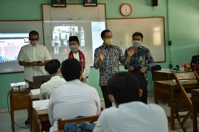 Nadiem Makarim tinjau sekolah tatap muka (PTM) terbatas di Jakarta Timur