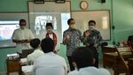 Potret Gembira Nadiem Tinjau Sekolah Tatap Muka di Jakarta Timur