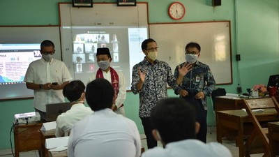 Potret Gembira Nadiem Tinjau Sekolah Tatap Muka di Jakarta Timur